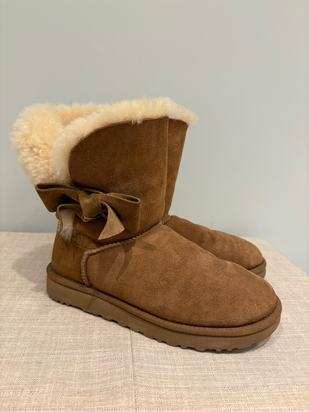 UGG DAELYNN Chestnut Suede Sheepskin Bow Women’s Short  Boots  SIZE US 7